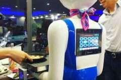 il-futuro-e-a-rapallo-un-ristorante-ha-assunto-i-primi-due-camerieri-robot-video-e-intervista