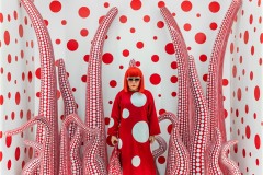 kusama-yayoi-_louis-vuitton-shop-window-display-with-tentacles_2012-2015_1500x1386-CREDITO-Unit-London