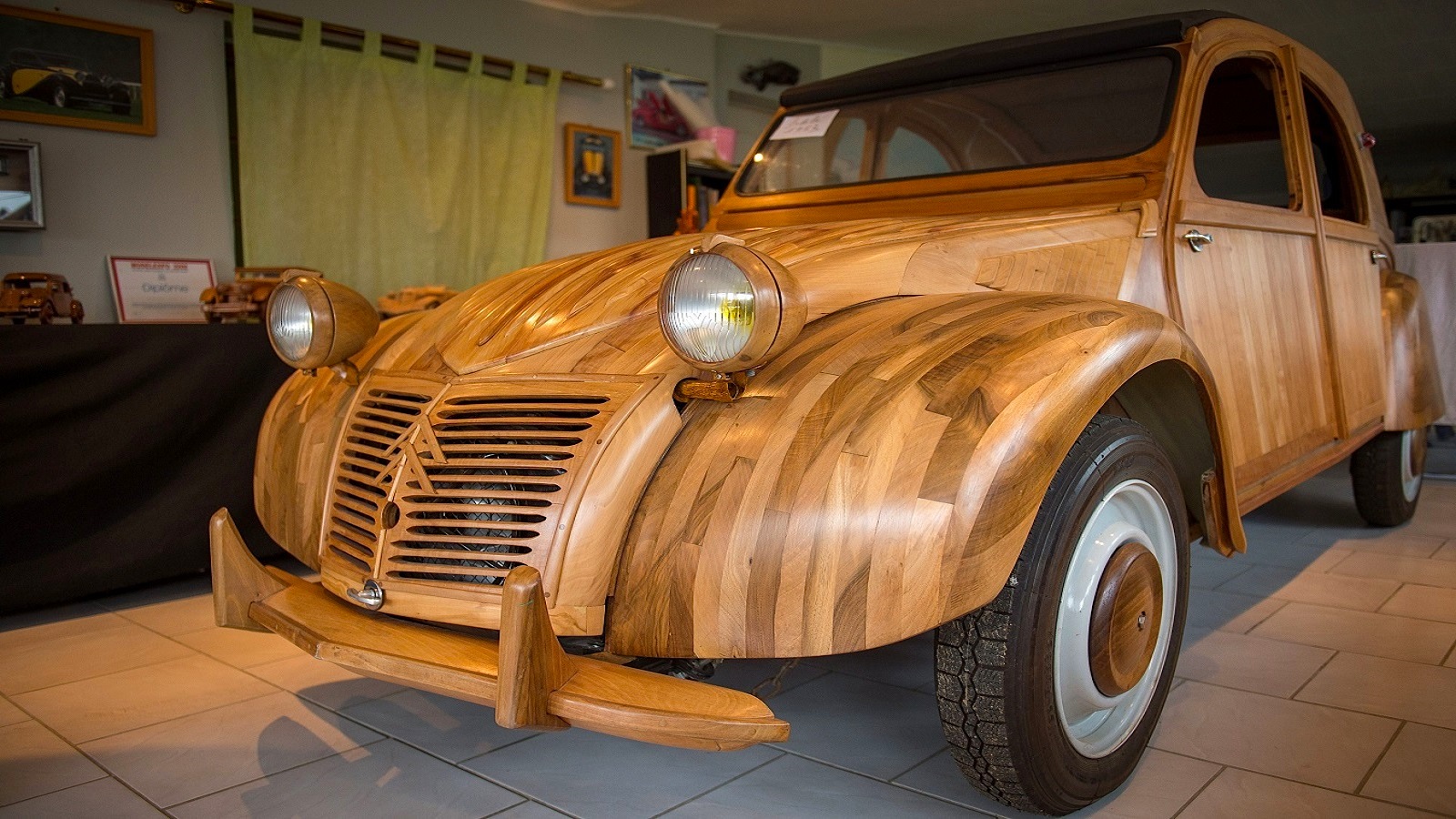 Una Citroen 2 CV 1953 in Legno