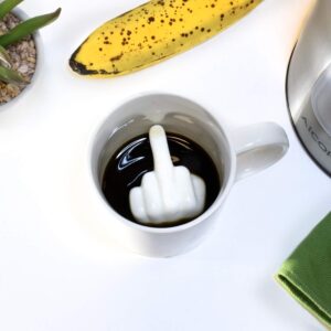 Cose strane: tazza con dito medio