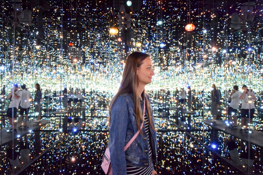 Arte stravagante: opere surreali - 9 Infinity Mirrored Room" di Yayoi Kusama